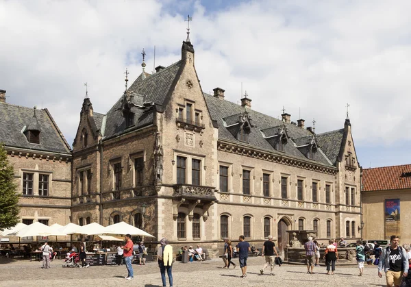 PRAGA, REPÚBLICA CHECA - 02 DE SEPTIEMBRE DE 2015: Foto del edificio de la Galería del Pueblo en el Castillo de Praga . — Foto de Stock