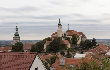 Kiremitli çatıları ve Mikulov kalede Mikulov. Çek Cumhuriyeti.