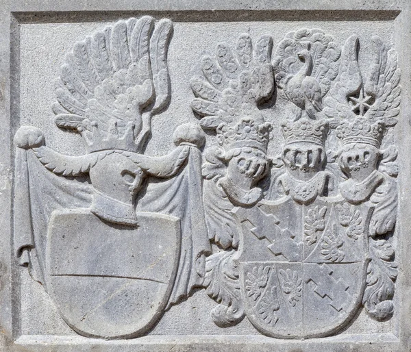 Lednice, Republika Czeska - 03 września 2015: zdjęcie księcia Liechtensteinu herbu na zamku Lednice. — Zdjęcie stockowe