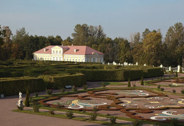 View of the Lower Garden and paintings from the terrace of the house of the Grand Palace. Oranienbaum. Russia. — Stock Photo, Image