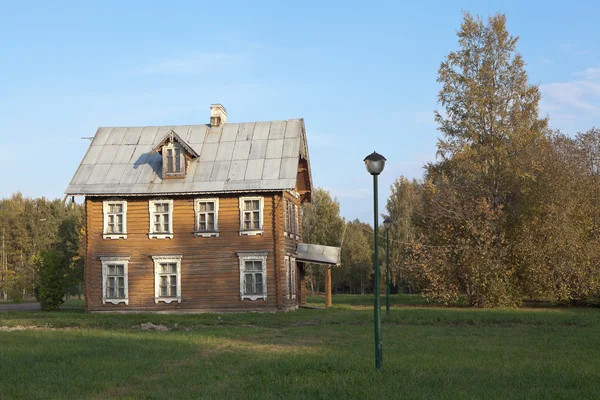 Hus i den "Ryska" stilen på kavalleriet byggnaden. Oranienbaum. Ryssland. — Stockfoto