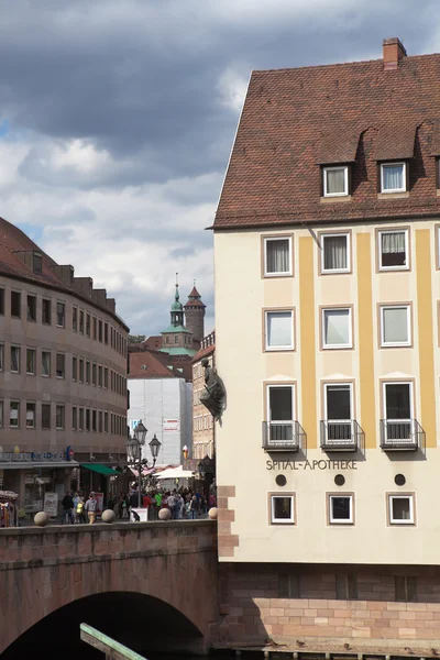 Nuremberg, Alemania - 04 de septiembre de 2015: Pantalones de la foto de Muzeums, farmacia Vintage y un castillo de la torre redonda. — Foto de Stock