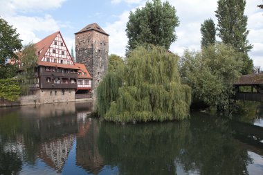 Şarap deposu, su kulesi ve nehir Pegnitz Cellat köprüde. Nürnberg. Almanya.