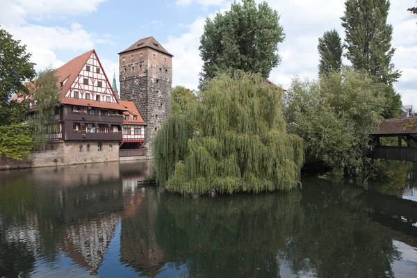 Magazyn wino, wieża ciśnień i most na Kata rzeki Pegnitz. Nuremberg. Niemcy. Zdjęcie Stockowe