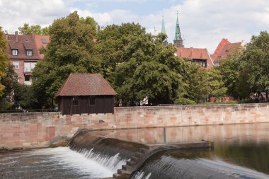 Pegnitz Nehri'nde baraj. Nürnberg. Almanya.
