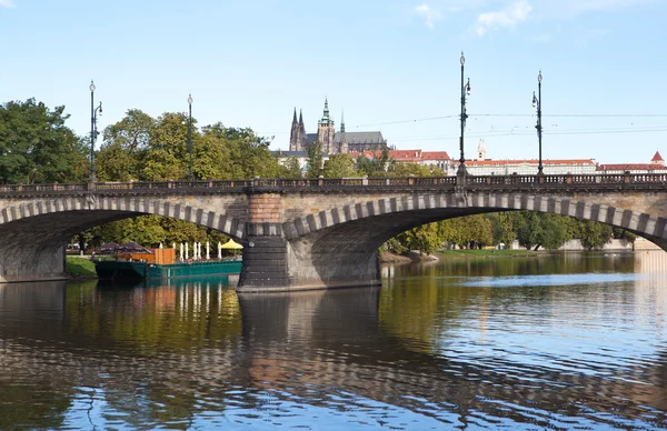 在郷軍人会橋。プラハ。チェコ共和国. — ストック写真