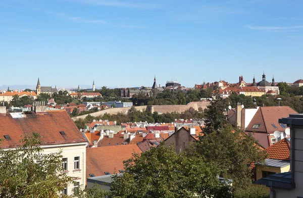 Prague, Czech Republic-September 05, 2015: Foto van landschap met de daken en torens van Praag. — Stockfoto