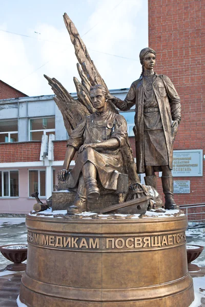 叶卡特琳堡俄罗斯 2015 青铜雕塑超过 米的高度和重量 吨军事医生集体形象 是护士对树的背景分割弹片和水雷导轨 — 图库照片