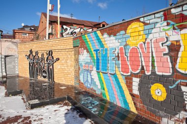 Yekaterinburg, Rusya Federasyonu - 21 Ekim 2015: bir tuğla duvar Beatles grubunun siluetleri anıtıdır. Onların önünde ped siyah cilalı Granit kaplı.
