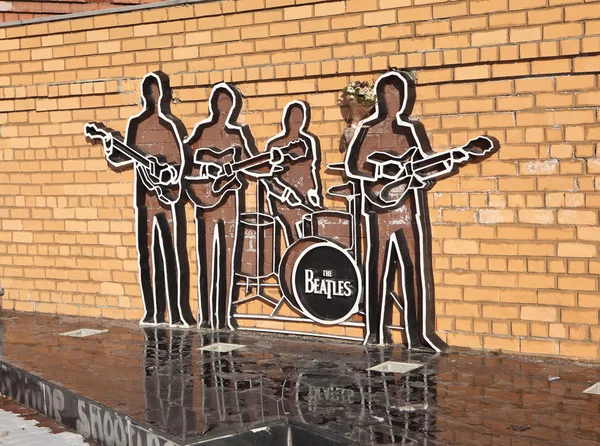 Yekaterinburg, Rusya Federasyonu - 21 Ekim 2015: Grup Beatleson bir tuğla duvar siluetleri anıtıdır. Onların önünde ped siyah cilalı Granit kaplı.