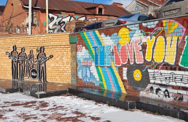 Yekaterinburg, Rusya Federasyonu - 21 Ekim 2015: bir tuğla duvar Beatles grubunun siluetleri anıtıdır. Onların önünde ped siyah cilalı Granit kaplı.