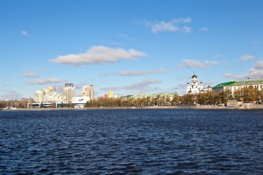 Yekaterinburg, Rusya - 21 Ekim 2015: Waterfront binaya katedral kubbe ve haçlar bir gölet kıyısında Şehir gölet. Rusya'da kilise Krovi-bir en büyük Ortodoks kiliseleri.