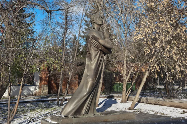 叶卡特琳堡 俄罗斯 2015 诗人称重 厘米了抛光的青铜和花岗岩基座之上的图 我们面前有形象的诗人 不标准 他的形象 — 图库照片