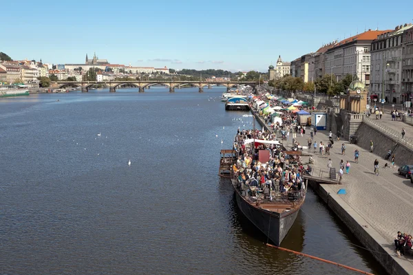 PRAGUE, REPÚBLICA CHECA-SETEMBRO 05, 2015: Foto de Naplavka Quay . — Fotografia de Stock