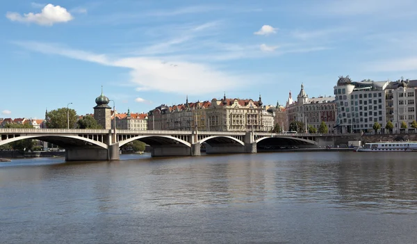 Prague, Czech Republic-September 05, 2015: Foto van de Jirasek brug en embankment Masaryk. — Stockfoto