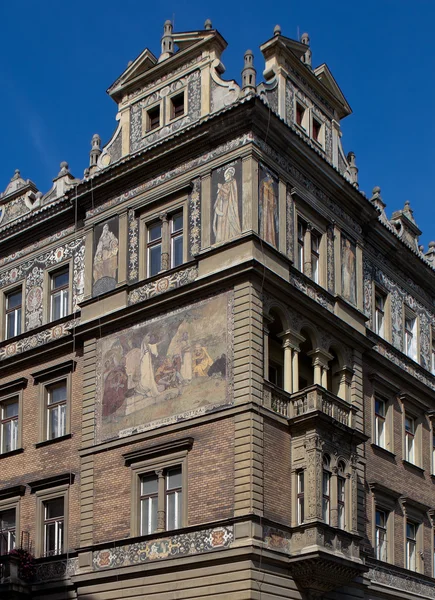 Edifício residencial no aterro Janacek no estilo neo-renascentista tcheco com pinturas. Praga. República Checa . — Fotografia de Stock