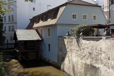 Nehir ve şeytan kulübe watermill. Prag. Çek Cumhuriyeti.