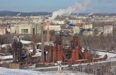 Nizhny Tagil, Sverdlovsk bölgesi, Rusya Federasyonu - 9 Kasım 2015: inşaatta patlama ve açık Ocak fırınları, borular ve gölet zamerzzhego kıyısında metal yapılar ile Merkezi, yatay.