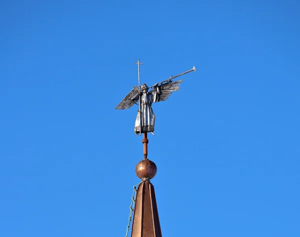 NIZHNY TAGIL, SVERDLOVSK REGION, RUSSIA-NOVEMBER 09, 2015: Photo of The angel in the form of a weather vane on a tower on the Fox Hill. — Stock Photo, Image