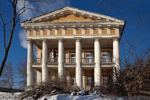 One of the buildings of the former plant management Demidov. Nizhny Tagil City Historical Archives. Nizhny Tagil. Sverdlovsk region. Russia. — Stock Photo, Image