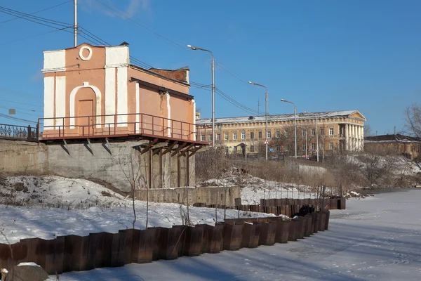 De dam en de bouw van de fabriek van de voormalige Demidov. Nizjni Tagil. Sverdlovsk-regio. Rusland. — Stockfoto