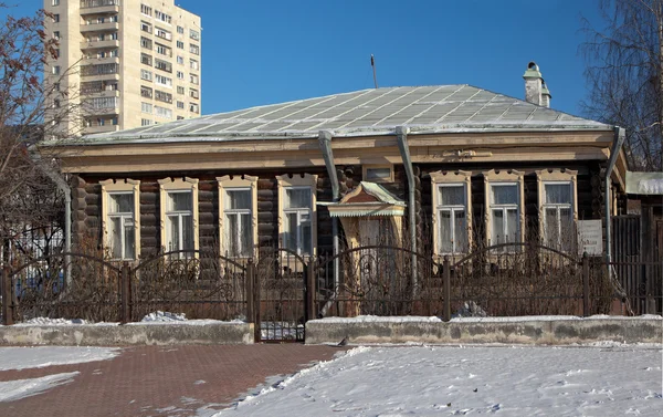 俄罗斯斯维尔德洛夫斯克地区的 Nizhny Tagil 2015年11月9日 一层楼的房子 屋顶倾斜 前面围起来是被雪覆盖的人行道 建造房屋和建筑师的时间 — 图库照片