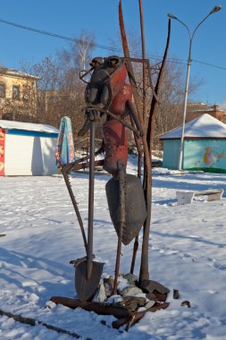 Nizhny Tagil, Sverdlovsk region, Rusya Federasyonu - 9 Kasım 2015: gözlük önünde ince kürek bacaklarda büyük metal karınca. Bu karla kaplı park bulunan. Heykel açılışı 1 Mayıs 2013 gerçekleşti. Yazar - heykeltıraş Alexander Ivanov.