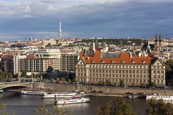 Prague, Çek Cumhuriyeti - 05 Eylül 2015: akşam fotoğraf görünümü Prag Letna Tepesi'nin eteğinde. — Stok fotoğraf