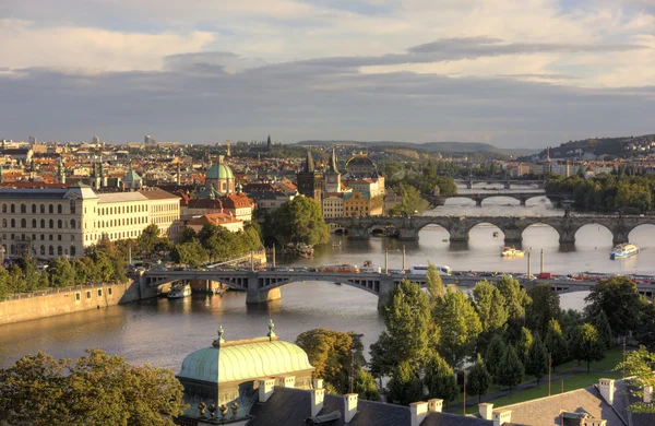 Prague, Tsjechië - 05 September 2015: foto van uitzicht op de rivier Vltava en bruggen bij zonsondergang. — Stockfoto