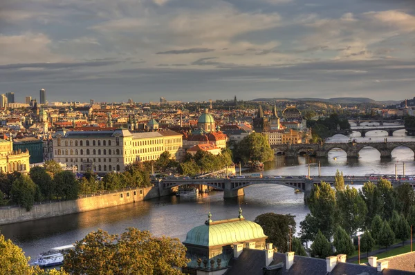 Prague, Republika Czeska - 05 września 2015: zdjęcie widok Wełtawy i mostów na zachodzie słońca. — Zdjęcie stockowe