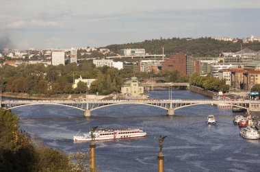 Prague, Çek Cumhuriyeti - 05 Eylül 2015: fotoğraf görünümü Vltava Nehri ve gün batımında köprüleri.