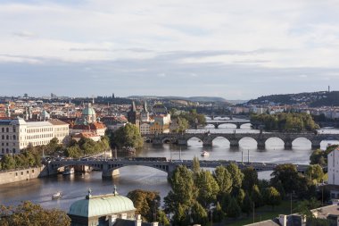 Prague, Çek Cumhuriyeti - 05 Eylül 2015: fotoğraf görünümü Vltava Nehri ve gün batımında köprüleri.