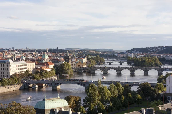 Πράγα, Δημοκρατία της Τσεχίας - 05 Σεπτεμβρίου 2015: φωτογραφία του θέα στον ποταμό Μολδάβα και γέφυρες στο ηλιοβασίλεμα. — Φωτογραφία Αρχείου