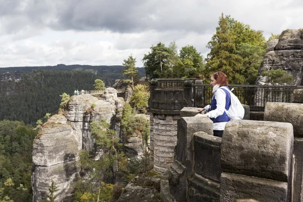 Woman on observation platform Natural Park Bastei. Saxony. Germany. — Stock Photo, Image