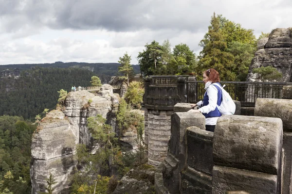 Kvinna på observation plattform naturlig Park Bastei. Sachsen. Tyskland. Stockbild