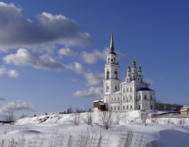 Severouralsk, Sverdlovsk region, Rusya Federasyonu - 30 Mart 2013: iki katlı beyaz taş üç katmanlı çan kulesi ile bina. Beş altın kubbe ile haç binasında. Bina bir tepe üzerinde yer alır. Kar.