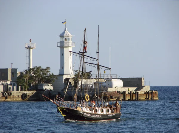 Barco pirata en la Bahía de Yalta . — Foto de Stock