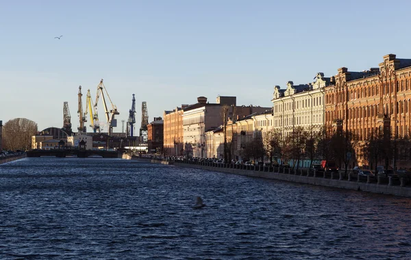 フォンタンカ川とアドミラルティ造船所のサンクトペテルブルク, ロシア連邦 - 2015 年 12 月 8 日: 写真. — ストック写真