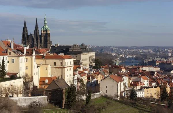 Pražský hrad. Katedrála St. Vitus z ochozu Strahovského kláštera. Praha — Stock fotografie