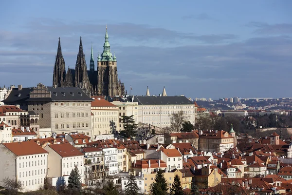 プラハ城。ストラホフ修道院の展望デッキから聖ヴィート大聖堂。プラハ — ストック写真