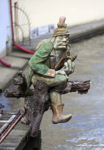 Foto de Estatua de nix - Kabureka en su ordenador . —  Fotos de Stock