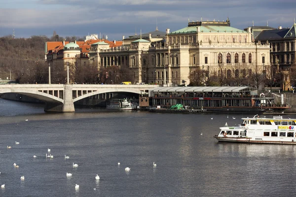 Foto van Manesuv Bridge en Rudolfinum aan de rivier de Vltava. — Stockfoto