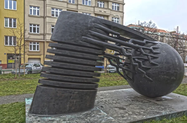 Prague, Republika Czeska - 20 grudnia 2015: zdjęcie pomnika Nikoli Tesli. — Zdjęcie stockowe