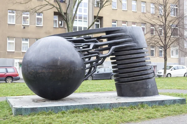 Prague, Çek Cumhuriyeti - 20 Aralık 2015: anıt fotoğraf fizikçi Nikola Tesla. — Stok fotoğraf