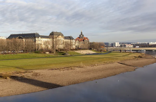 El Ministerio de Hacienda y la Cancillería de Estado de Sajonia. Dresde. Alemania . — Foto de Stock