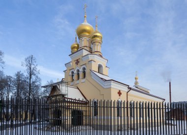 St. Petersburg, Rusya-9 Ocak 2016: kemerli trehkupolnoe açıklıkları ile tek katlı taş bina-çan kule pencereleri ve haç ile yaldızlı kubbeler. Duvarın önünde bir ızgara şeklinde. Şifacı St Panteleimon Kilisesi.