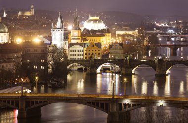 Prag'da görünümü gece köprü. Çek Cumhuriyeti.