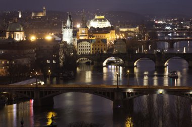 Prag'da görünümü gece köprü. Çek Cumhuriyeti.