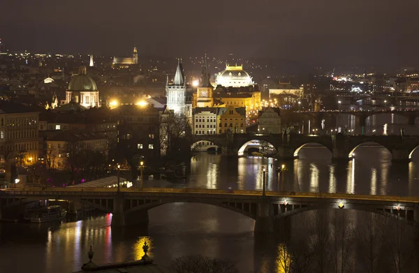 Nocny widok most w Pradze. Czechy. — Zdjęcie stockowe