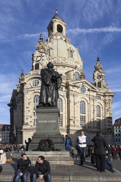 Dresden, deutschland - 19.12.2015: bild der frauenkirche und des denkmals für martin luther. — Stockfoto